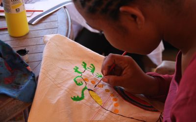 Les filles du Foyer Social s’appliquent en artisanat