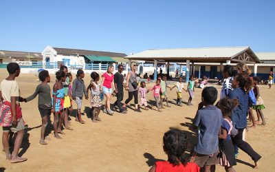 Des activités de vacances ouvertes pour les enfants de la ville à Eau de Coco à Madagascar