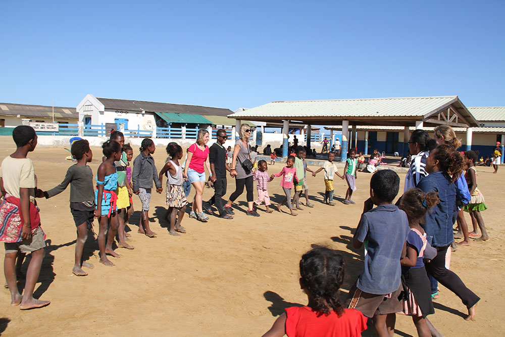 Des activités de vacances ouvertes pour les enfants de la ville à Eau de Coco à Madagascar